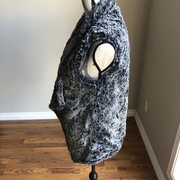 Dylan Silky faux fur draped open front vest S - Picture 5 of 9